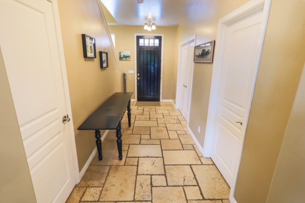 A hallway with a table and chairs in Paso Robles.