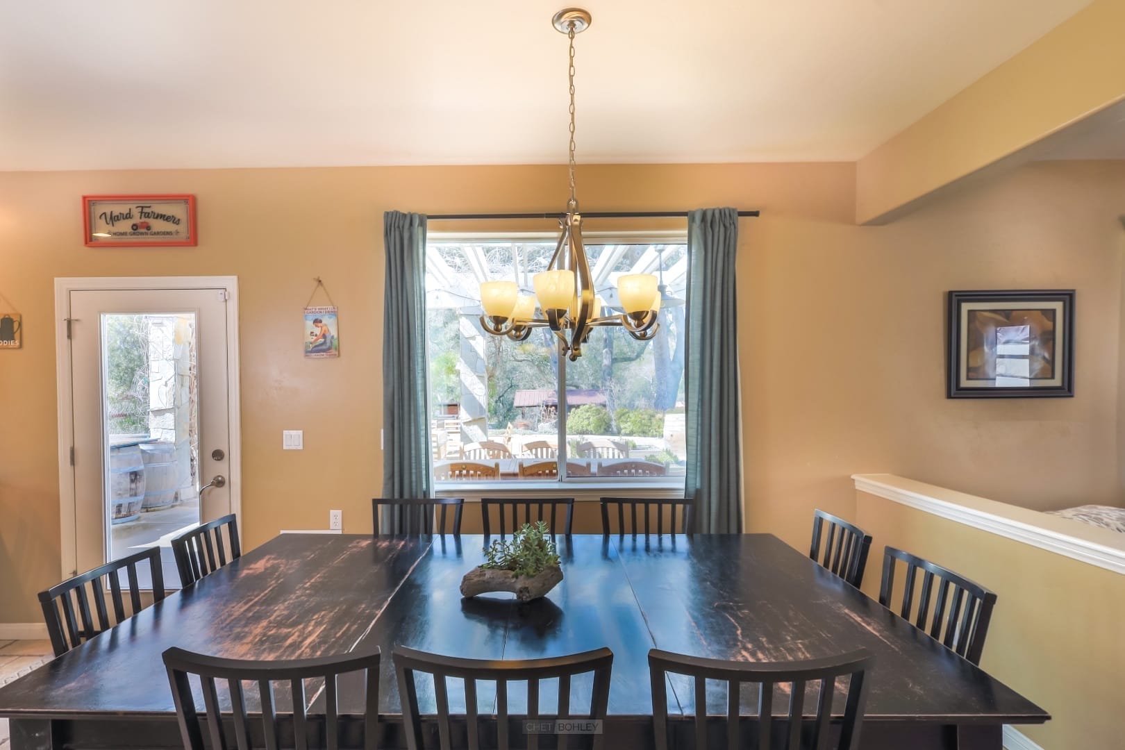 A dining room with a large table and chairs, perfect for gatherings in Paso Robles.