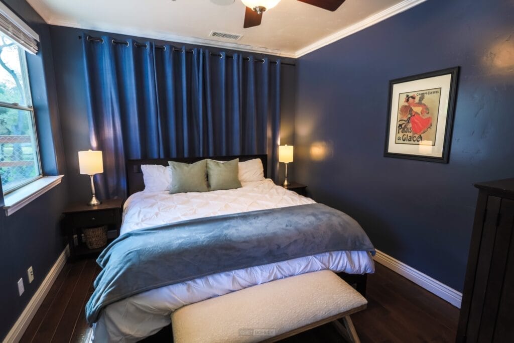 A vacation rental with a bed in a bedroom with blue walls in Paso Robles on the central coast
