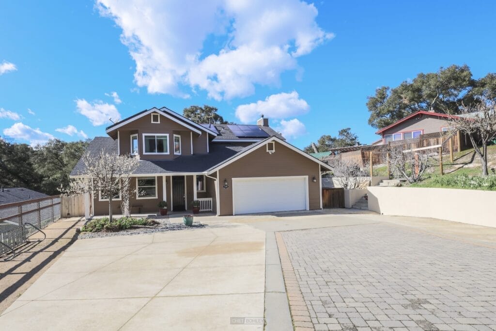 A centrally located vacation rental in Paso Robles, featuring a driveway and garage.